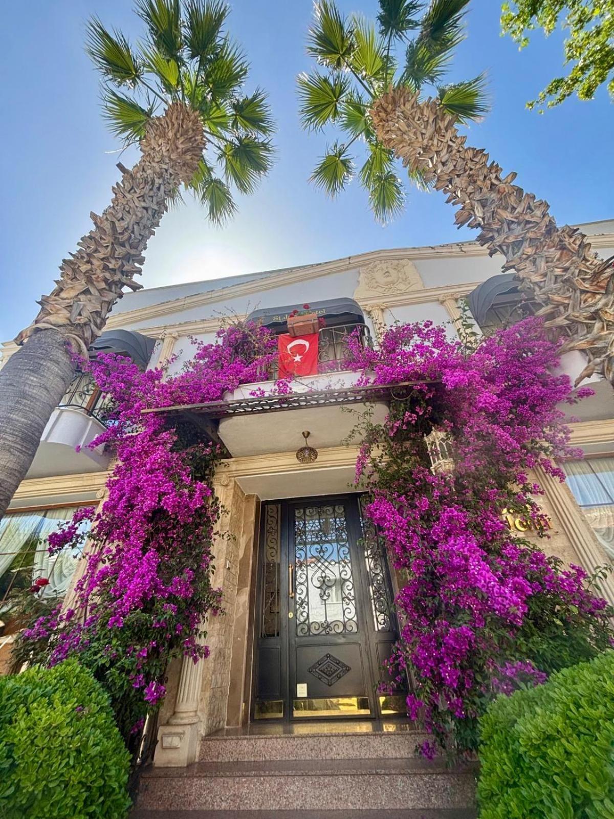 Saint John Hotel 3*