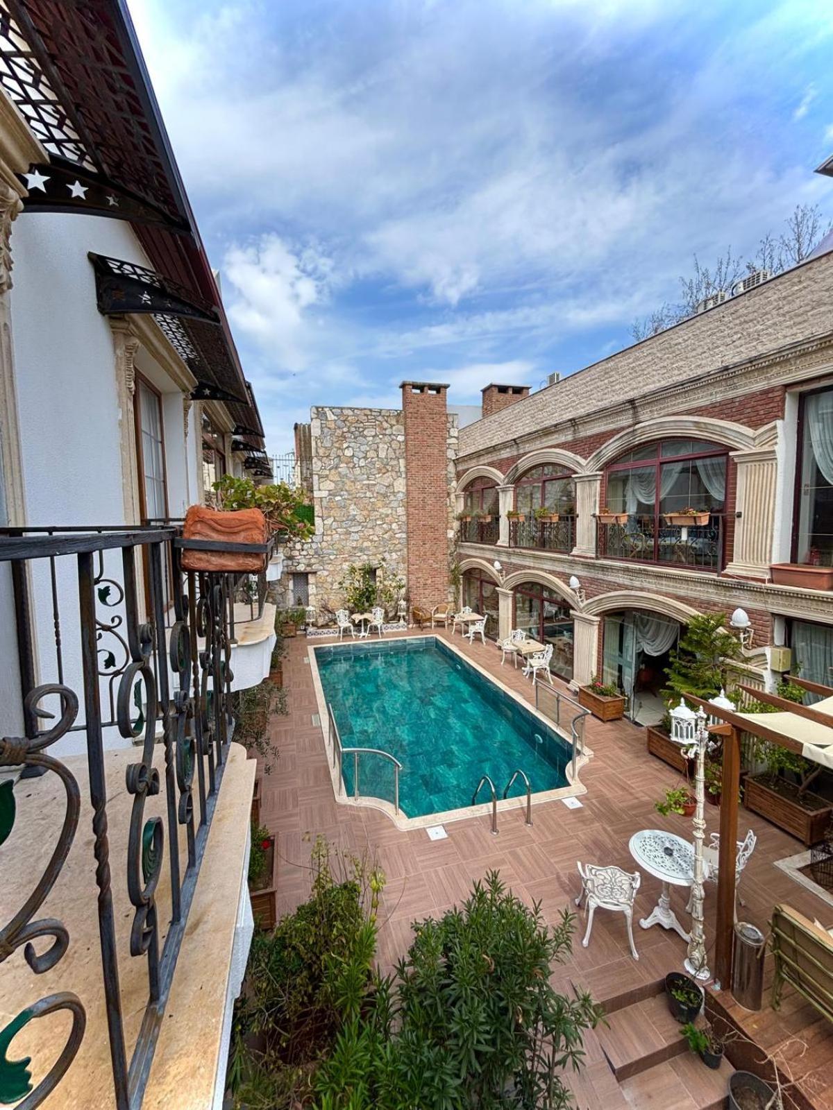Saint John Hotel 3*