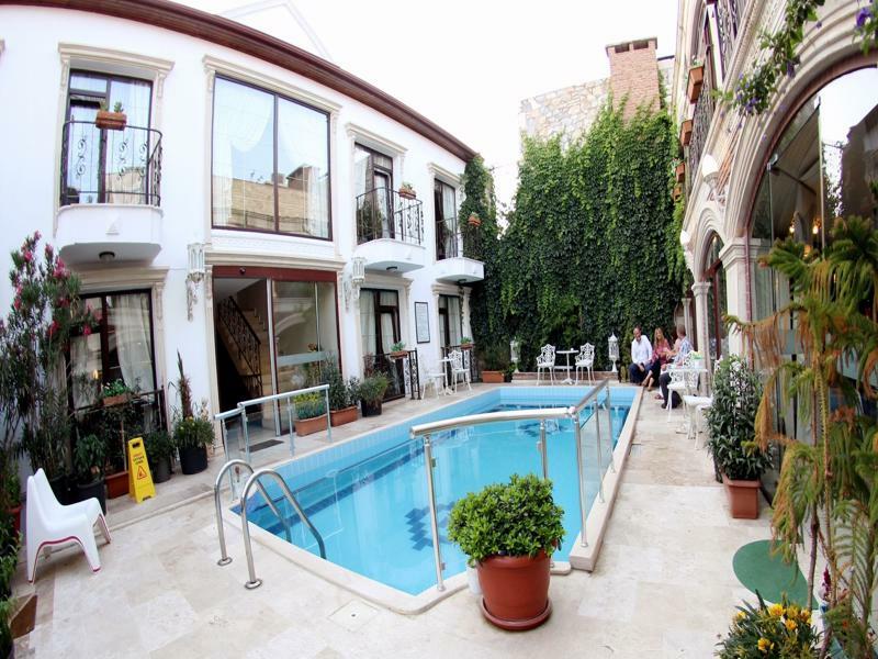 Saint John Hotel 3*